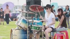 Asyalı Hanım Kızın Bateri Performansı
