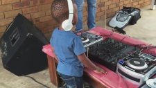2 Yaşındaki Çocuk DJ