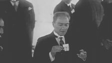 Atatürk'ün Arkasında Şeftali Yiyen Adam