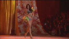 Rihanna'nın Victoria Secret Mankenlerine Taş Çıkartması
