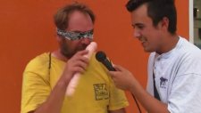 Sokaktaki İnsanlara Dildo Şakası Yapmak