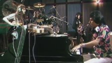 Queen - Somebody To Love (1976)