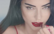 Merve Boluğur Kırmızı Rujunun Sırrını Açıklıyor