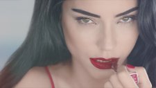Merve Boluğur Kırmızı Rujunun Sırrını Açıklıyor