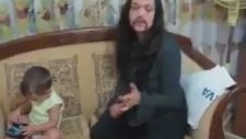 Barış Manço Taklidi Yapan Anne