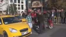Saygı Duruşunda Bulunmayan Taksiciye Saldırmak