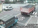 yaya tırın altında kaldı