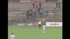 Yan Hakemi Taklit Eden Taraftarlar