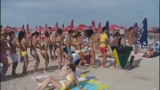 Gençlerden Plajda Penguen Halayı