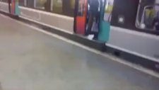 Metrodan İndirilen Kadın (Taban Tekme İçerir)