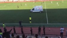 Maç oynanırken sahaya ambulans girdi