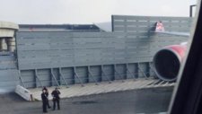 Uçak Kanadını Terminale Çarptı