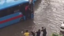 Yağmur Yağınca Sevinçten Halay Çekmek