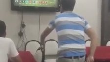 At Yarışı İzlerken Kendinden Geçen Adam