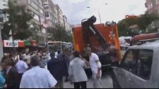 Ankara'da Otobüsün Durağa Dalması