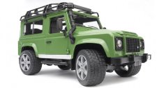 Çocuk gibi oyuncak oynayan adam - Bruder Jeep Land Rover