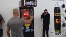 Gökhan Saki'den yumruk makinesine döner tekme