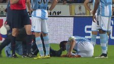 Sağlık görevlisi futbolcuyu sakatladı