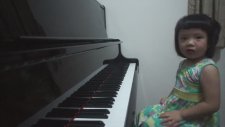 Piyano Çalan 3 Yaşındaki Çocuk