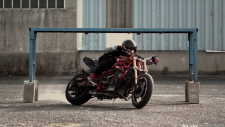Motosiklet Üzerinde İnanılmaz Hareketler