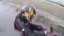 Kaza Anında Sevgilisini Yakalayan Motorcu