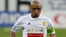 Roberto Carlos Çıldırdı! Hakemin Üzerine Koştu...