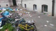 Mültecilerin Çöplerini Camdan Atması - Almanya