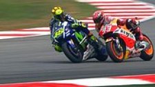 Valentino Rossi, Yarış Esnasında Marc Marquez'e Tekme Attı!