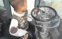 Koskoca İş Makinası Kullanan Küçücük Çocuk