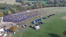 Slovenya Sınırına Yürüyen Mülteciler Böyle Görüntülendi