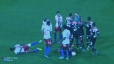 Kırmızı kart yedi arkadaşlarına saldırdı!