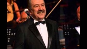 Kahraman Özlü - Yeşil Yaprak Arasında Kırmızı Gül Goncası Kahraman Özlü - Yeşil Yaprak Arasında Kırmızı Gül Goncası