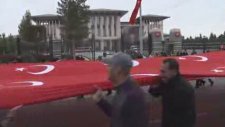 Erdoğan'ın Sarayın Balkonundan Yoldan Geçenlere Seslenmesi