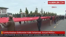 Sarayının Balkonundan Halkı Selamlayan Cumhurbaşkanı