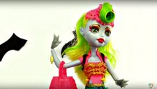 Monster High bebekleri cadılar bayramına hazırlanıyor - Porter Geiss'in bal kabağı