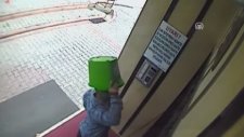 Tanınmamak İçin Başına Kova Geçirdi