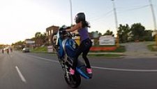 Motosikleti Üzerinde Akrobasi Hareketleri Yapan Çılgın Kız