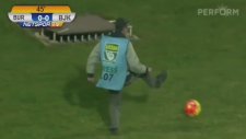 Topu Kaba Etiyle Kontrol Eden Saha Görevlisi