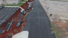 ABD'de Oluşan Dev Obruk'un Arabaları Yutması