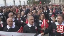 Siyah Önlüklerle Andımızı Söylemek