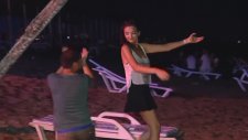 Türk Kızdan Sahilde Muhteşem Ateş Dansı