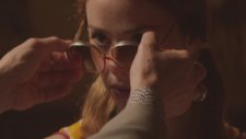 The Lady in the Car with Glasses and a Gun (2015) Fragman