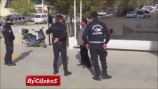Zafer İşareti Yapan Oğluna Tepki Gösteren Baba