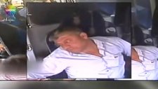 Kaza Yapan Otobüs Şoföründen Oscarlık Bayılma Numarası!