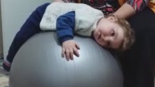 Pilates Topunda Uyumayı Tercih Eden Sevimli Bebek
