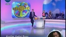 Pelin Sönmez Göğüs Dekoltesiyle Öne Eğiliyor