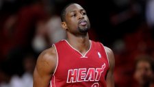 Dwyane Wade, Langston Galloway'ın ayağını yerde kesti