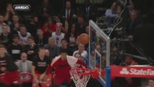 Dwyane Wade, Langston Galloway'ın ayağını yerde kesti