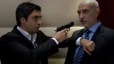 Polat Alemdarın Aron Feller'i Asansörde Yakaladığı Sahnesi