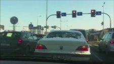 Aracının Camını Temizleyen Sürücüye Sinyal Çakmak